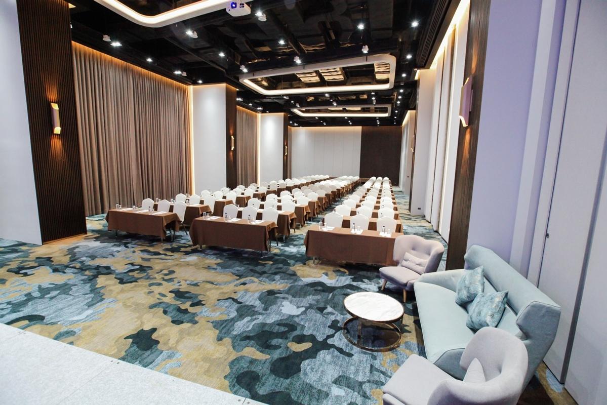 Brighton Grand Hotel Pattaya - Sha Extra Plus Eksteriør billede The interior of the meeting room