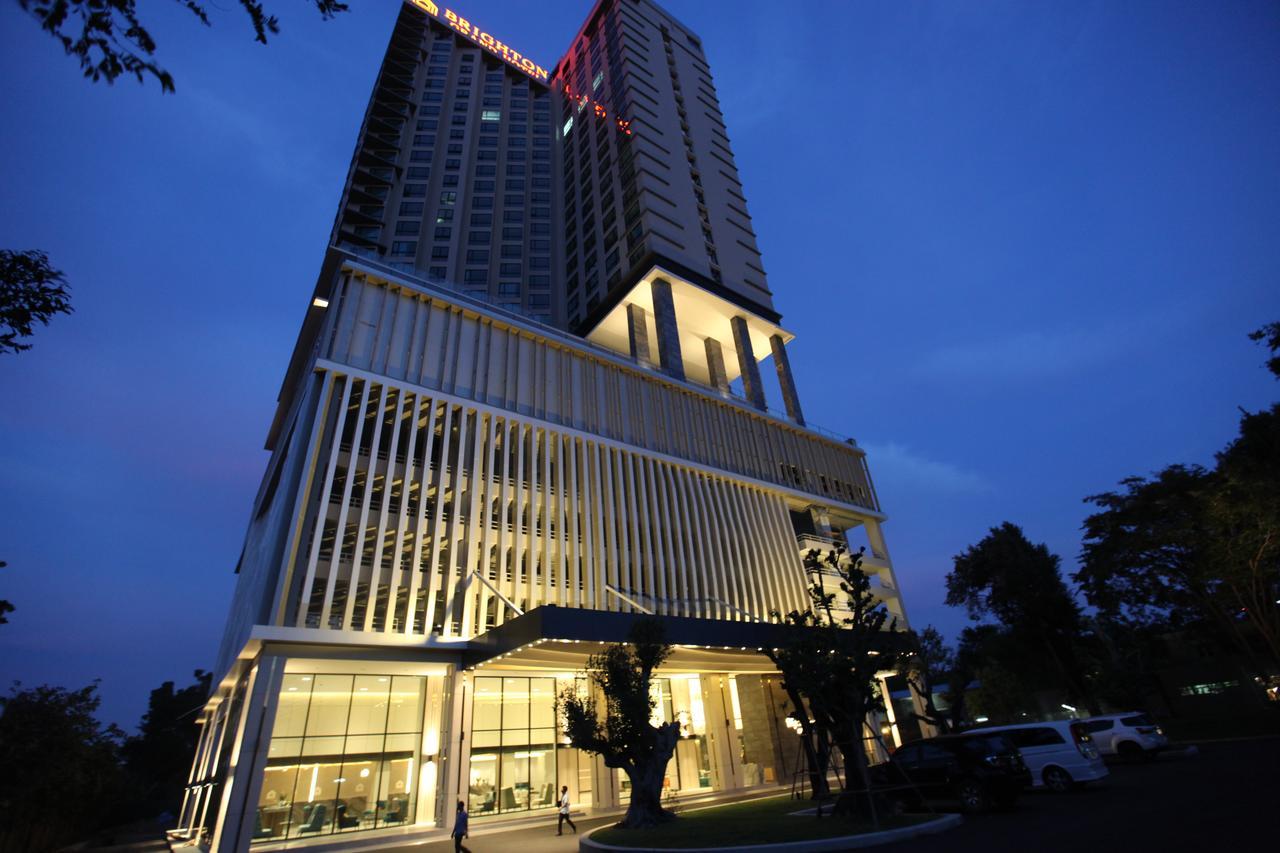 Brighton Grand Hotel Pattaya - Sha Extra Plus Eksteriør billede The hotel at night