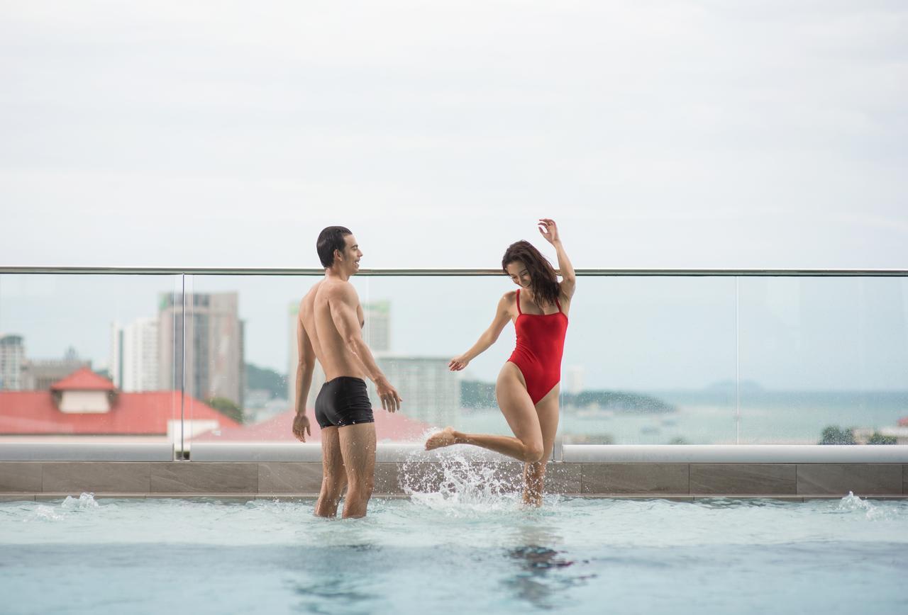 Brighton Grand Hotel Pattaya - Sha Extra Plus Eksteriør billede Rooftop pool at the hotel