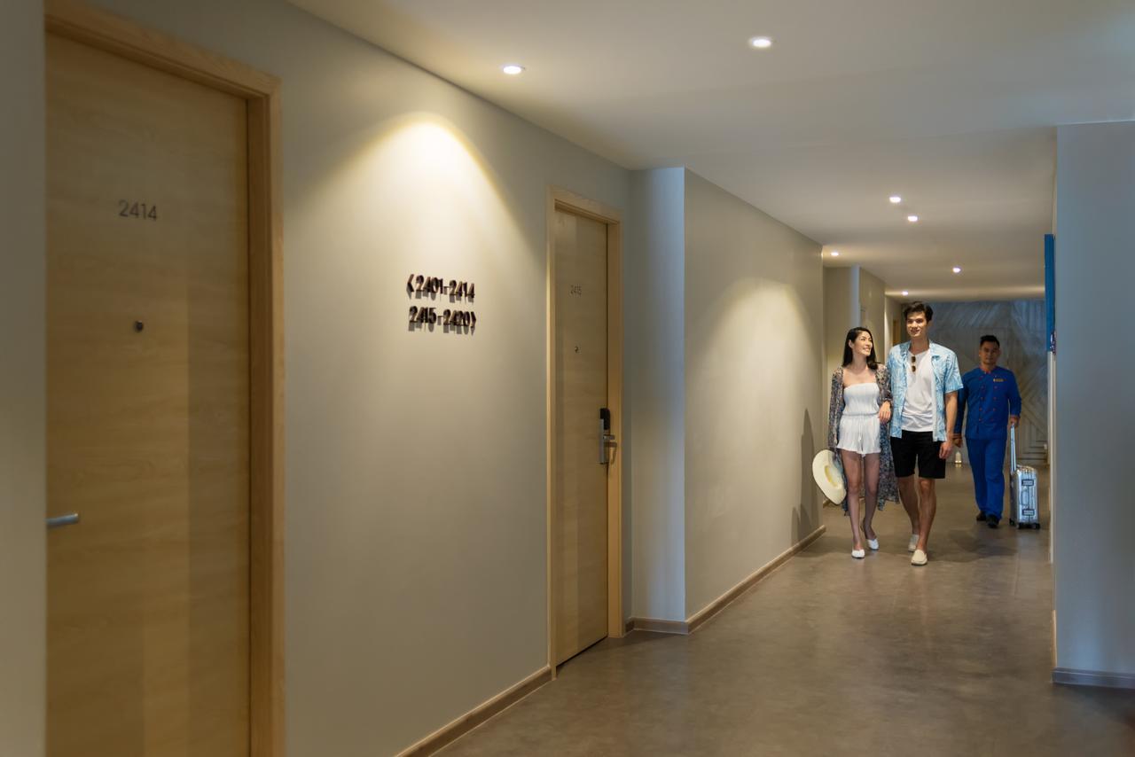 Brighton Grand Hotel Pattaya - Sha Extra Plus Eksteriør billede A corridor at the hotel