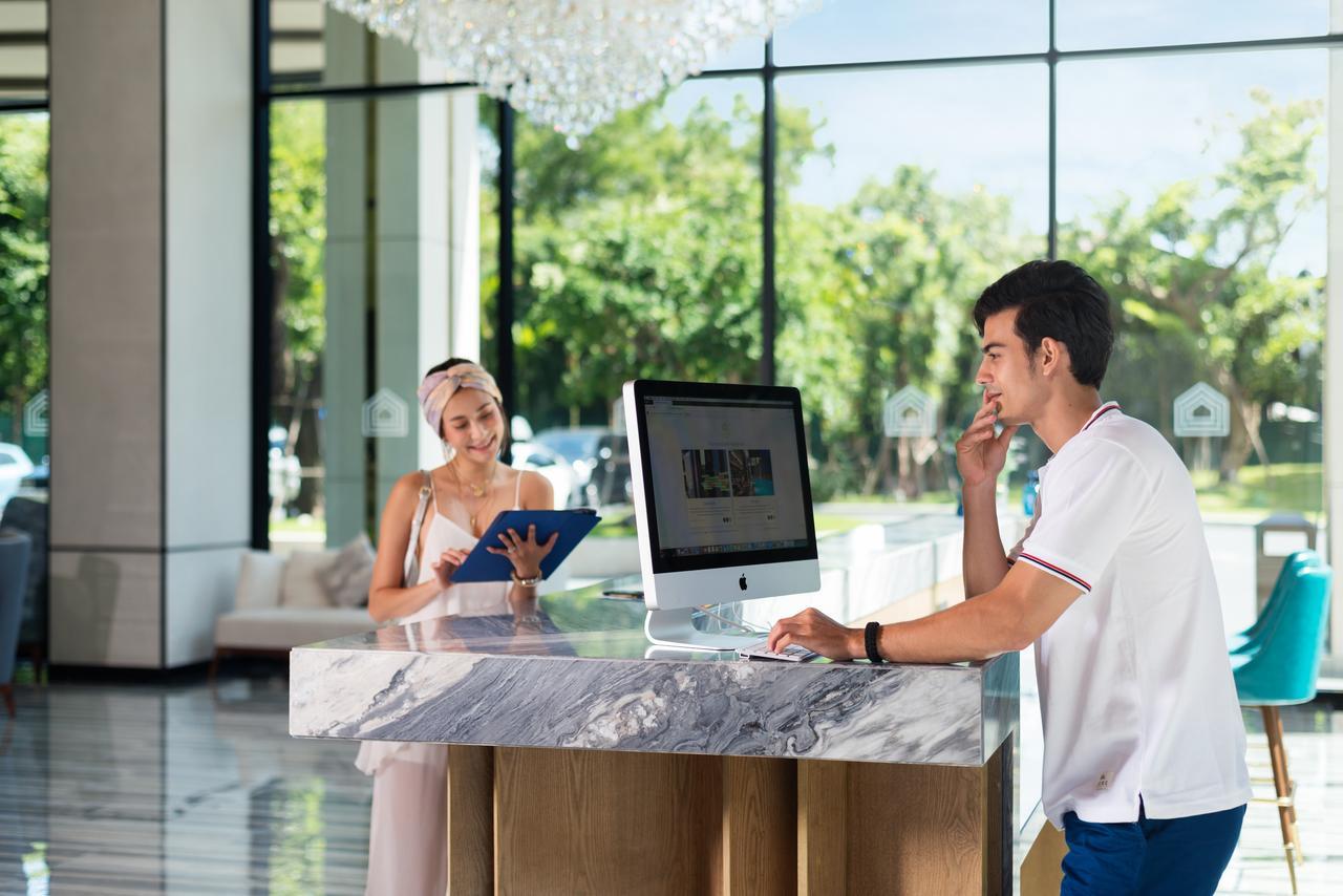 Brighton Grand Hotel Pattaya - Sha Extra Plus Eksteriør billede A guest checking in at the front desk of a hotel