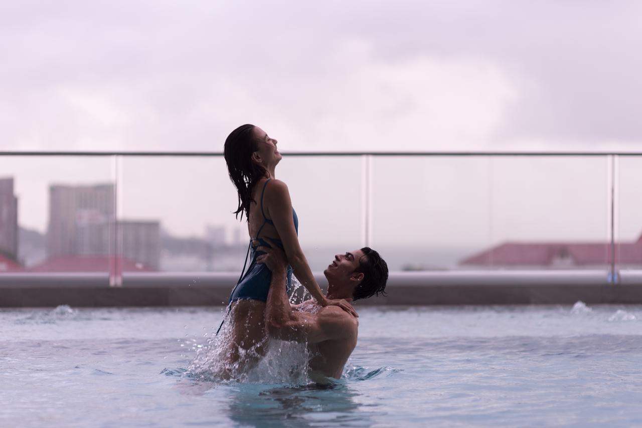 Brighton Grand Hotel Pattaya - Sha Extra Plus Eksteriør billede A couple in a swimming pool